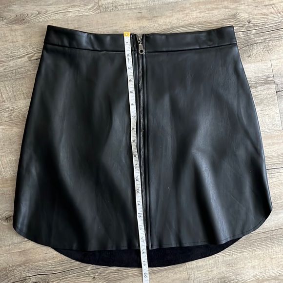 Guess faux leather skirt NWT Medium Front Zip - Picture 6 of 7